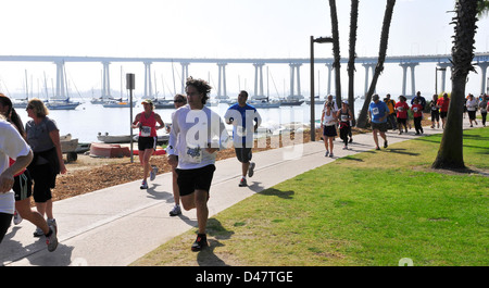 Die Teilnehmer in der Marine 26. jährlichen Coronado Bay Bridge Laufen/Gehen Sie in Richtung der Ziellinie nach der Überquerung der Coronado Bay Bridge laufen. Stockfoto