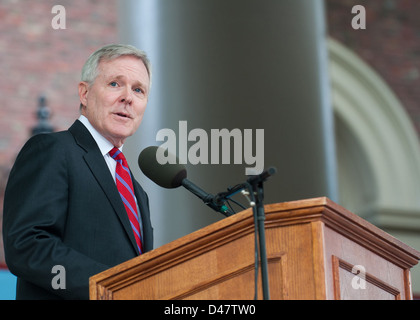 Der SECNAV liefert die Keynote während einer Tri-Service Inbetriebnahme Zeremonie an der Harvard University. Stockfoto