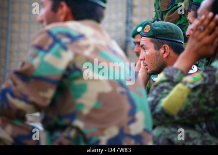 Kandahar, Afghanistan - 24. September 2010: Eine afghanische nationale Armee Soldat hört aufmerksam während einer Trainingseinheit. Stockfoto