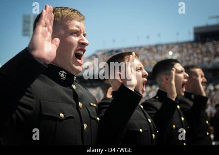 Midshipmen der U.S. Naval Academy Class von 2012 legen während ihrer Abschlussfeier und Inbetriebnahmezeremonie den Amtseid des Marine Corps ab, was den Übergang von der Ausbildung der Naval Academy zum Militärdienst markiert. Stockfoto