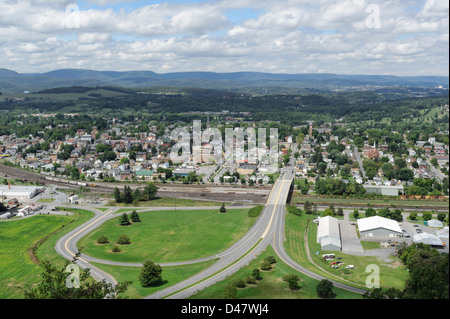 Amerikanische Bergstadt im Sommer Sonnenlicht, Luft erhöhte Ansicht, Hollidaysburg, PA, Pennsylvania, USA. Stockfoto