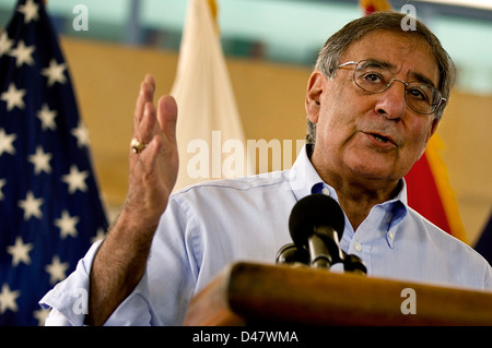 Der Pressesprecher spricht für Militärangehörige und zivile Mitarbeiter in der Zentrale des US Pacific Command bei Camp h. m. Smith, Hawaii. Stockfoto