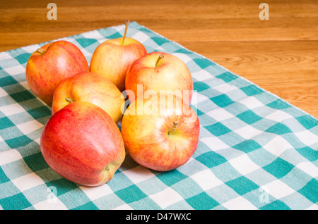Frische Gala Äpfel auf grünem aufgegebenen Stoff Stockfoto