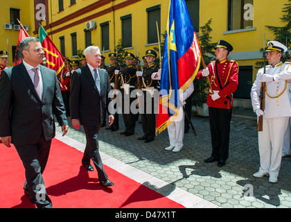 Ray Mabus und Arben Fahri schiitischen überprüfen albanische Truppen. Stockfoto