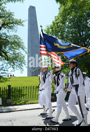 Segler, die USS Constitution zugewiesen marschieren in der jährlichen Bunker Hill Day Parade. Stockfoto