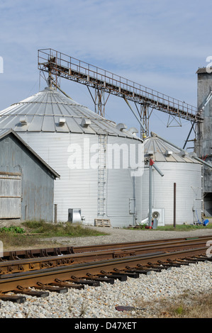 Getreidesilos Lagerung Silber Metall entlang der Bahngleise in landwirtschaftlichem Amerika. Stockfoto