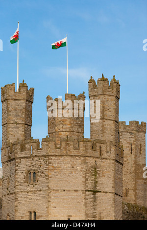 Ein Blick auf Caernarfon Castle in Wales mit ihren Mauern, Türmen und Zinnen. Stockfoto