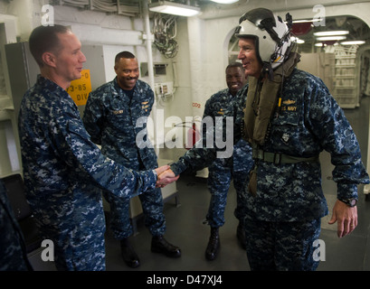 Der Kommandant der Expeditionary Strike Group 3 grüßt Kommandeur der amphibischen Geschwader 5. Stockfoto