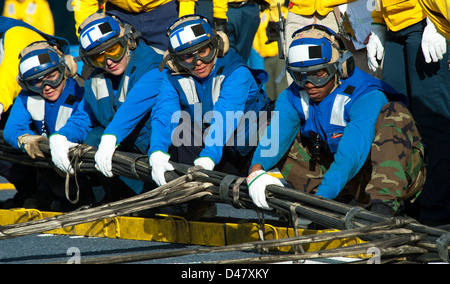 Matrosen rig die Barrikade während Flugdeck Brandbekämpfung Bohrer. Stockfoto