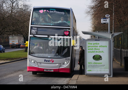 Eine erste schottische bus an Bushaltestelle in Glasgow, Scotland, UK Stockfoto