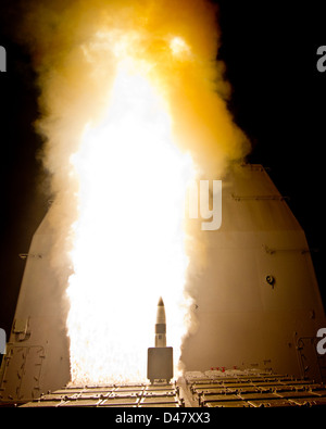 Ein Standard Missile-3 Block 1B-Abfanggerät wird von der USS Lake Erie im Pazifischen Ozean aus gestartet. Die Rakete ist Teil des Raketenabwehrsystems der US Navy, um sich vor ballistischen Raketenbedrohungen zu schützen. Stockfoto