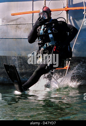 Ein Marine-Taucher springt ins Wasser. Stockfoto