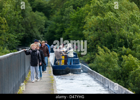 Fuß über das Pontcysyllte-Aquädukt in Wales entworfen von Thomas Telford neben einem Kanalboot Stockfoto