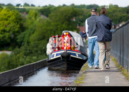 Fuß über das Pontcysyllte-Aquädukt in Wales entworfen von Thomas Telford neben einem Kanalboot Stockfoto