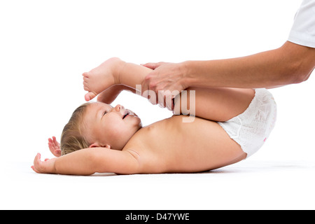 Arzt massieren oder machen Gymnastik Babymädchen Stockfoto