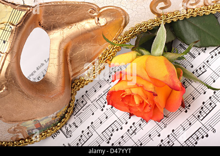 Karnevalsmaske auf Notenblätter Stockfoto