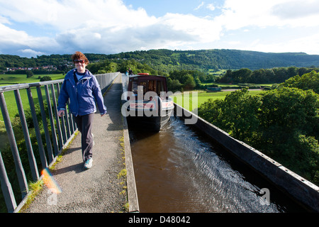 Zu Fuß über die das Pontcysyllte-Aquädukt in Wales entworfen von Thomas Telford als nächstes zu einem Kanalboot Stockfoto