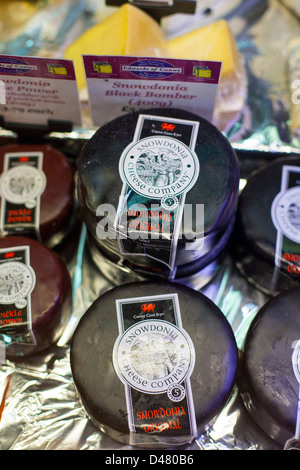 Snowdonia Käse eingewickelt und auf dem Display in einem Shop oder Store in Nord-Wales. Es ist eine traditionelle Art von Käse hergestellt werden Stockfoto
