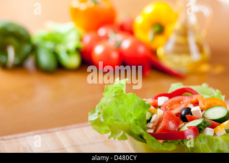 griechischer Gemüsesalat auf Holztisch Stockfoto