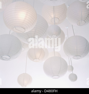 Eine Gruppe von hell beleuchteten Lampions. MF-Film-Scan. Stockfoto