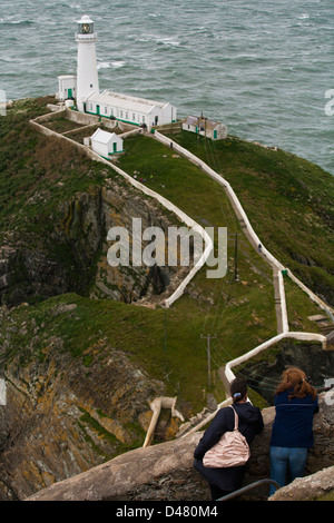 Menschen, die in der Ansicht von der Klippe über South Stack Leuchtturm auf der walisischen Insel Anglesey Stockfoto