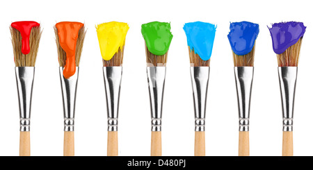 Pinsel mit Regenbogenfarben vor weißem Hintergrund Stockfoto