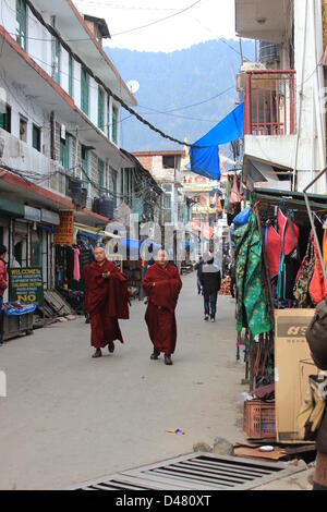 Zwei tibetische Mönche gehen durch eine Straße in Dharamsala, Indien, 23. Januar 2013. Seit mehr als 50 Jahren haben viele Tibeter außerhalb von Tibet im Exil lebte. Foto: Doreen Fiedler Stockfoto