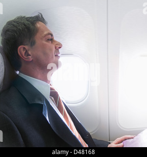 Ein Geschäftsmann in einem Flugzeug reisen. Stockfoto