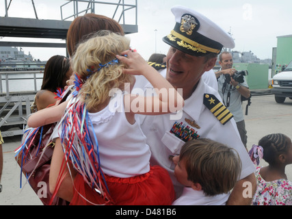 USS Cape St. George kehrt nach Hause zurück. Stockfoto