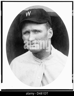 Walter Johnson, Kopf und Schultern Porträt, nach links, in Oval, ca. 1920 Stockfoto