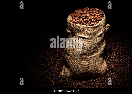 Tasche gefüllt mit Kaffeebohnen im Rampenlicht Stockfoto