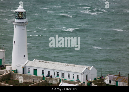 Ein Blick von oben der South Stack Leuchtturm auf der walisischen Insel Anglesey Stockfoto