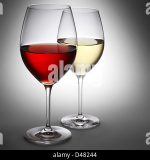 Rotwein und Weißwein im Rampenlicht Stockfoto