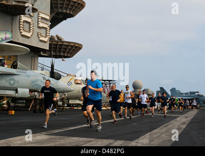 Matrosen und Marinesoldaten teilnehmen an einem Volkslauf. Stockfoto