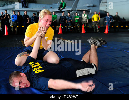 Ein Seemann führt Schulungen. Stockfoto