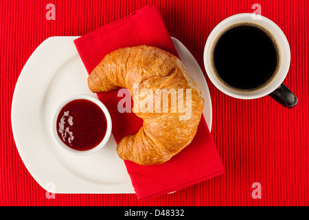 frische Croissants mit Marmelade und Kaffee Stockfoto