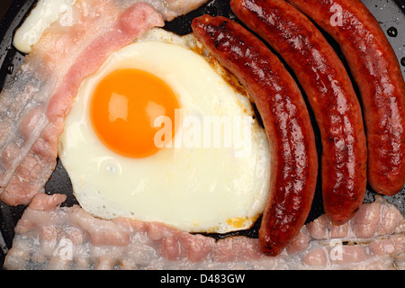 englisches Frühstück kochen in einer Pfanne. Stockfoto