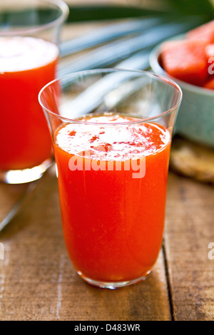 Frische Papaya Smoothie durch einige Papaya in eine Schüssel geben Stockfoto