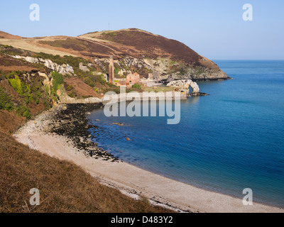 Blick über Strand, verlassenen Ziegelei Porth Wen über klares blaues Meer auf Isle of Anglesey Küste, North Wales, UK, Großbritannien Stockfoto