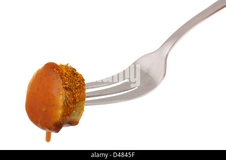 Deutsche Currywurst auf Gabel Stockfoto