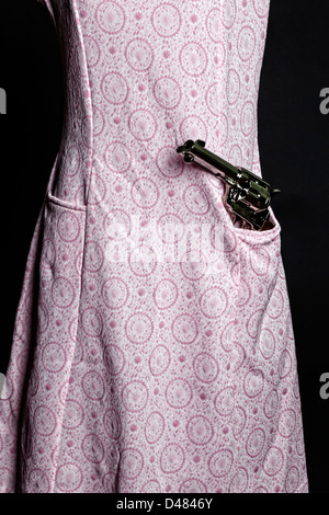eine Waffe in einer Tasche ein rosa Kleid Stockfoto