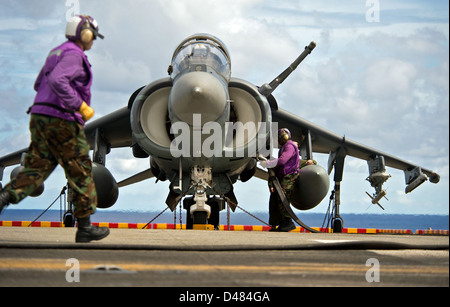 Seemann tankt ein AV-8 b Harrier. Stockfoto