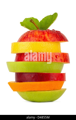 Stapel von verschiedenen FRUCHTSCHEIBEN auf weißem Hintergrund Stockfoto