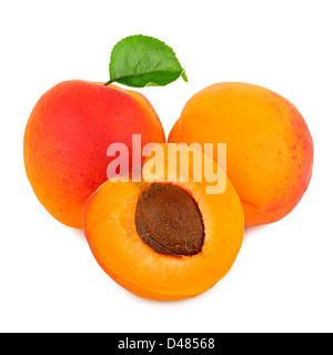 Aprikosen, einer von ihnen geschnittenen auf weißem Hintergrund isoliert Stockfoto