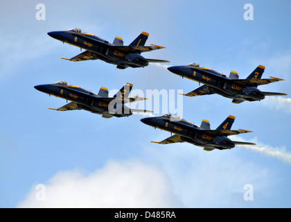 Die Blue Angels fliegen in Formation. Stockfoto