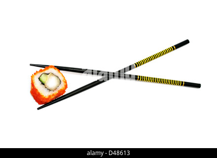 Japan Sushi-Rolle in die Stäbchen isoliert auf weiss Stockfoto