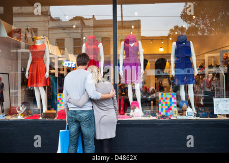 Junges Paar auf der Suche im Schaufenster. Fitzroy, Melbourne, Victoria, Australien Stockfoto