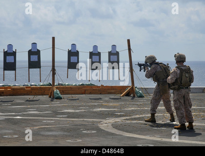 Eine Marine läuft eine Waffe Qualifikationsstrecke. Stockfoto