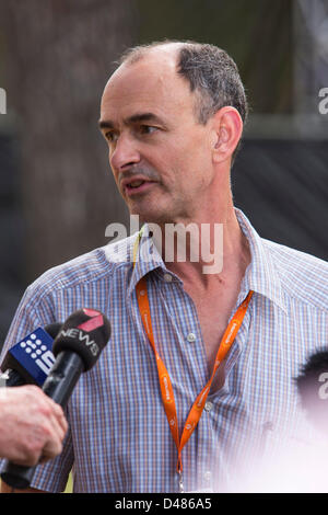 7. März 2013 - Adelaide, South Australia, Australien - IAN SCOBIE spricht Womad Festival Direktor beim Media-Call vor Beginn der Womadelaide 2013. (Kredit-Bild: © Gary Francis/ZUMAPRESS.com) Stockfoto