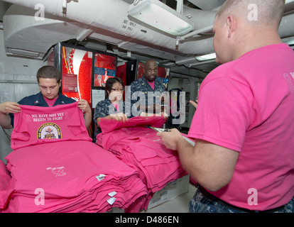 Segler zu verkaufen rosa T-shirts auf hoher See. Stockfoto